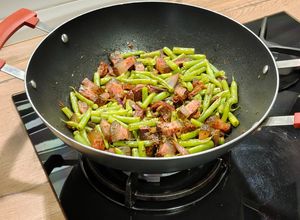 Foto principal de Wok de judías verdes con guanciale y tomate seco