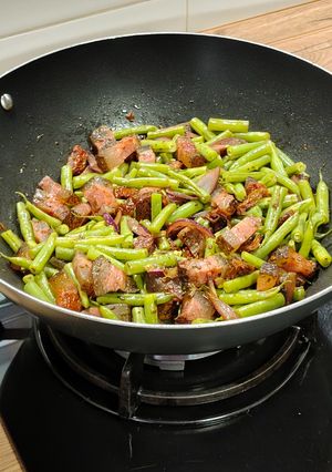 Una foto de Wok de judías verdes con guanciale y tomate seco