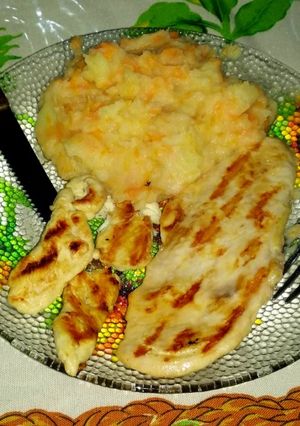 Una foto de Pollo a la pancha con puré