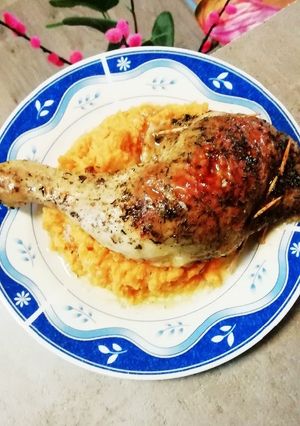 Májas töltelékkel töltött kakukkfüves csirkecombok recept fotója