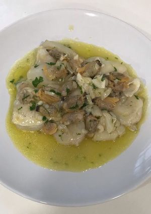 Una foto de Kokotxas de bacalao con berberechos