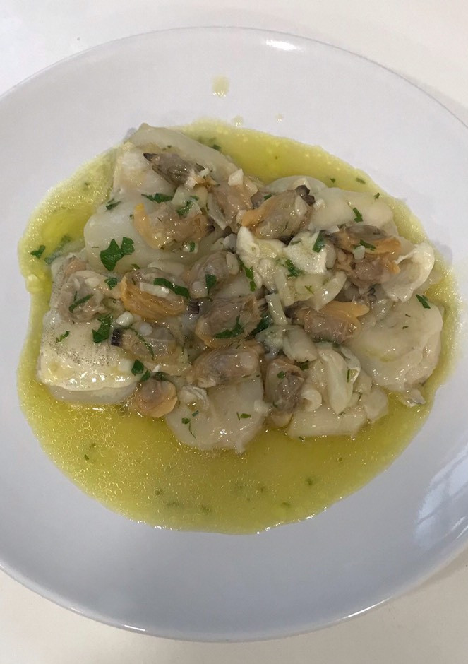 Una foto de Kokotxas de bacalao con berberechos