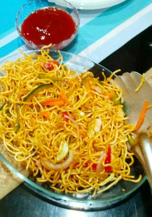A picture of Crispy noodles salad.