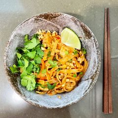 A picture of Pad Thai with Chicken and Tofu.