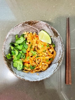 A picture of Pad Thai with Chicken and Tofu.