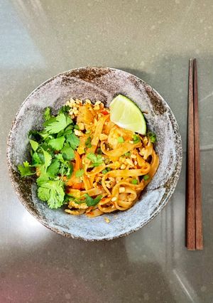 A picture of Pad Thai with Chicken and Tofu.