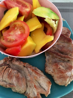 Una foto de Almuerzo Bol de ensalada y carne de cerdo