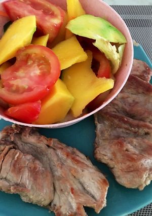 Una foto de Almuerzo Bol de ensalada y carne de cerdo