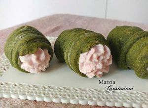 Foto di Cannoli di insalata con mousse di mortadella