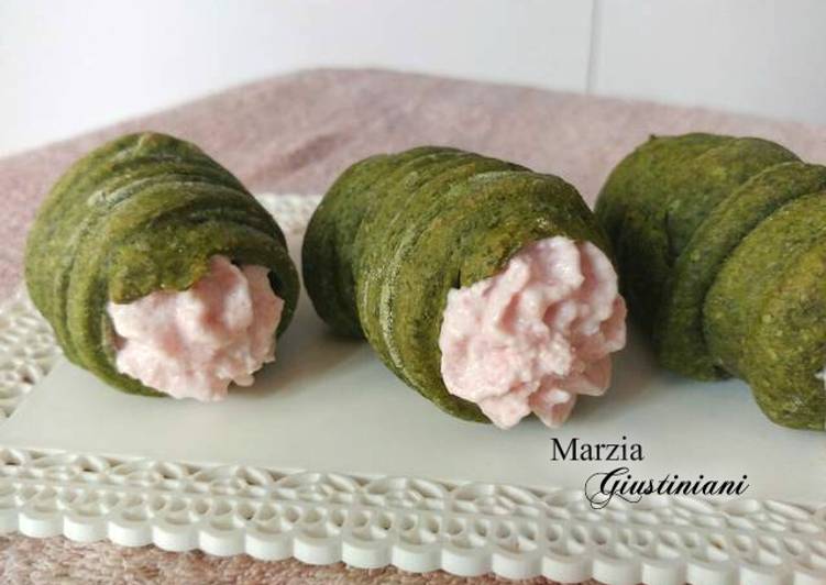 Cannoli di insalata con mousse di mortadella