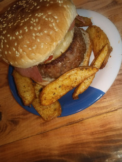 Una foto de Hamburguesa rellena de queso Oaxaca