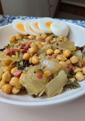 Una foto de Salteado de acelgas y garbanzos en conservas