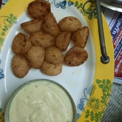 A picture of Roasted potatoes with cheese sauce without oven.