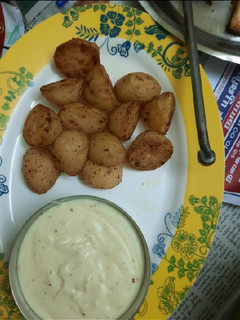 A picture of Roasted potatoes with cheese sauce without oven.