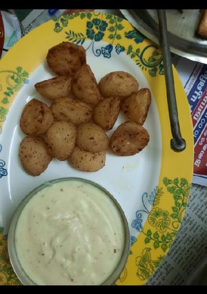 A picture of Roasted potatoes with cheese sauce without oven.