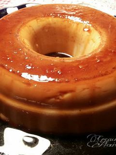 Una foto de Flan instantáneo, de vainilla, turrón de cacahuetes y uvas