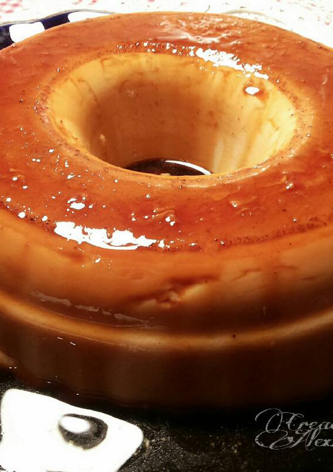 Una foto de Flan instantáneo, de vainilla, turrón de cacahuetes y uvas