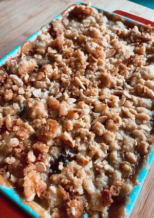 Une photo de Crumble Pomme, Rhubarbe & Framboise