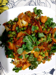 गौभी मटर आलू की सब्जी (gobi matar aloo ki sabzi recipe in Hindi) रेसिपी मुख्य फोटो