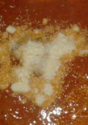 Una foto de Polenta con salsa de salchichas parrilleras!!