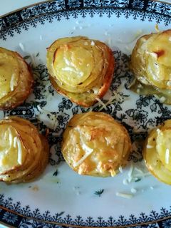 Una foto de Milhojas de patata y queso
