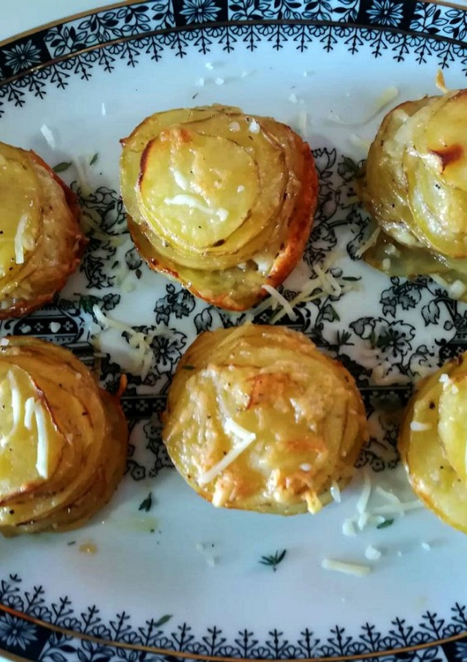 Una foto de Milhojas de patata y queso