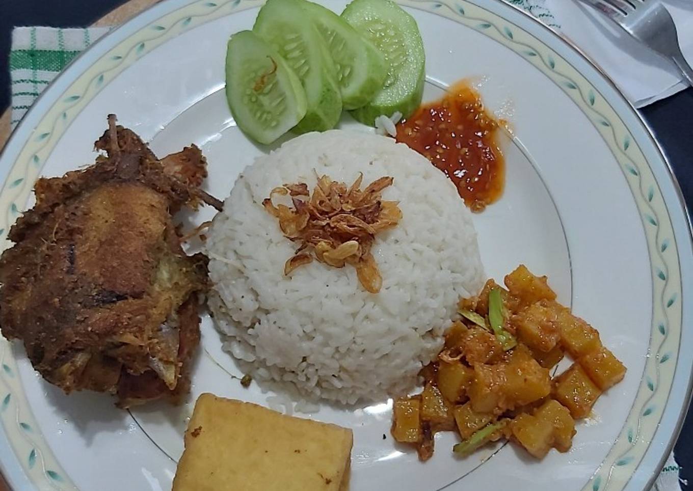 Nasi Uduk sederhana menu keluarga