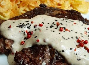 Foto de Entrecote grelhado com Molho Pimenta Rosa e Sal Preto