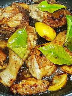 Una foto de "Pollo al Japónjillo" con Mirin y hojas frescas de Limón