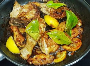 Foto principal de "Pollo al Japónjillo" con Mirin y hojas frescas de Limón
