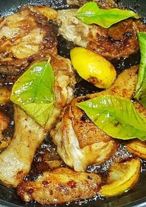 Una foto de "Pollo al Japónjillo" con Mirin y hojas frescas de Limón