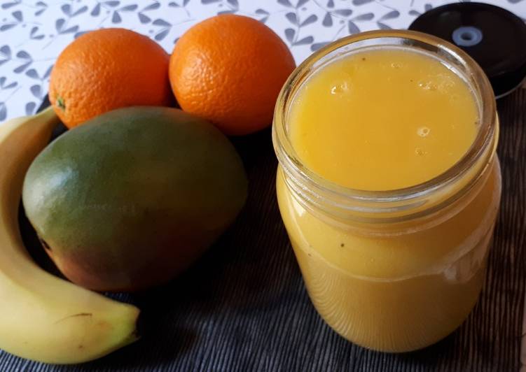 Smoothie de mango, banana y naranja
