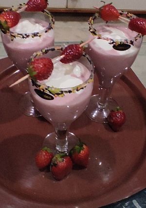 સ્ટ્રોબેરી મિલ્કશેક(Strawberry Milkshake Recipe in Gujarati) રેસીપી મુખ્ય ફોટો