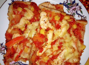 Фото Пицца с курицей, кукурузой и болгарским перцем.