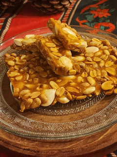 Una foto de 🎄 Turrón navideño crocante de almendras y maní 🎄 imperdible y muy fácil