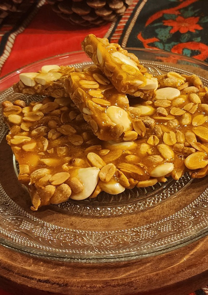 Una foto de 🎄 Turrón navideño crocante de almendras y maní 🎄 imperdible y muy fácil