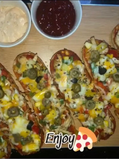 A picture of Pizza buns.
