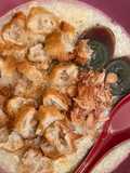Bubur ayam telur phitan dan taburan cakue goreng