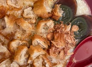 Foto resep Bubur ayam telur phitan dan taburan cakue goreng