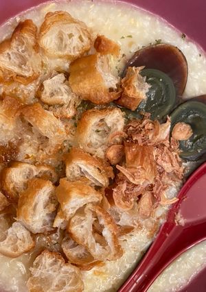 Foto resep Bubur ayam telur phitan dan taburan cakue goreng