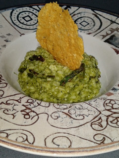 Una foto de Risotto al pesto con espárragos trigueros