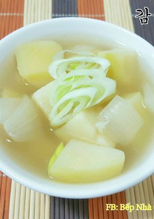 Hình của món Canh Khoai Tây 감잣국.