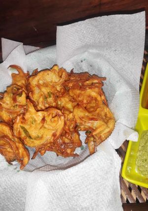 प्याज़ पकोड़ी (Pyaz pakodi recipe in Hindi) रेसिपी मुख्य फोटो
