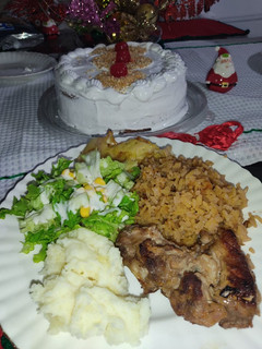 Una foto de Chuleta a la plancha, arroz de cebolla caramelizada, puré de papa
