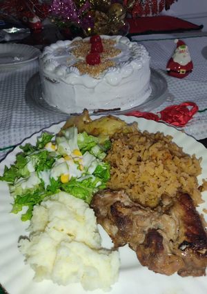 Una foto de Chuleta a la plancha, arroz de cebolla caramelizada, puré de papa