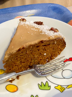 Una foto de Carrot cake con coco y nueces pecanas