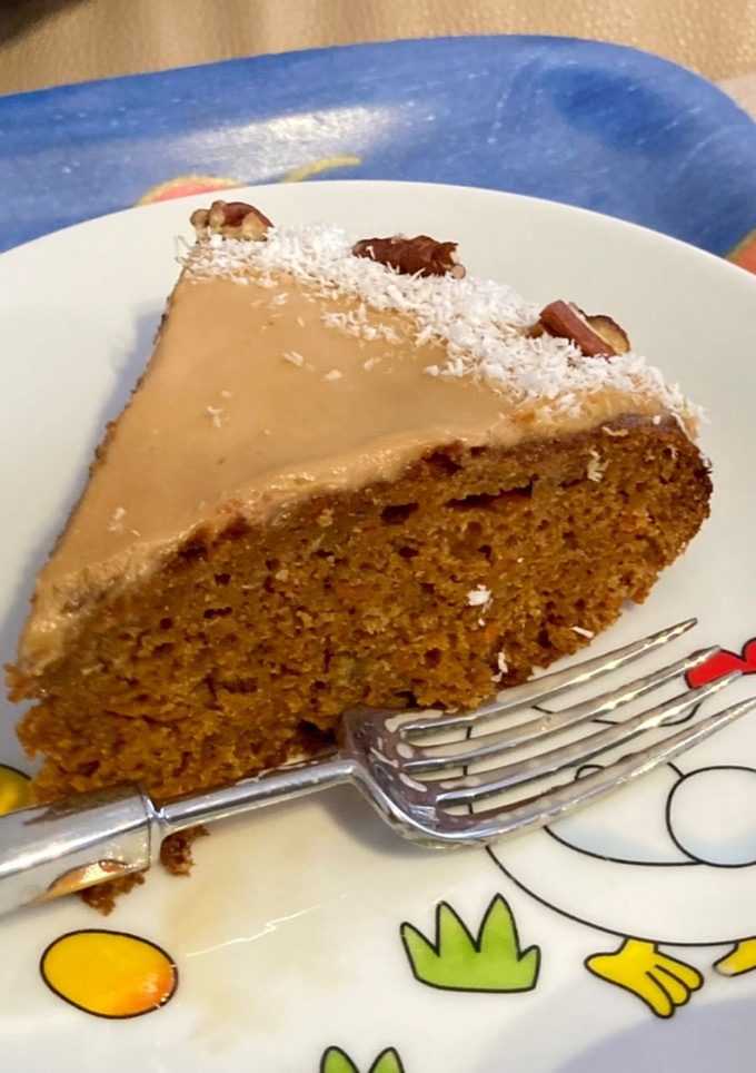 Una foto de Carrot cake con coco y nueces pecanas