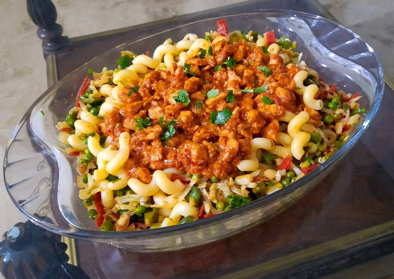 Pasta with red chicken sauce and vegetables