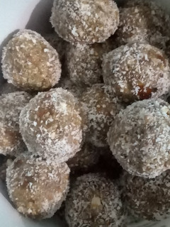 ખજૂર તલના લાડુ (Khajoor Til Ladoo Recipe In Gujarati) રેસીપી મુખ્ય ફોટો