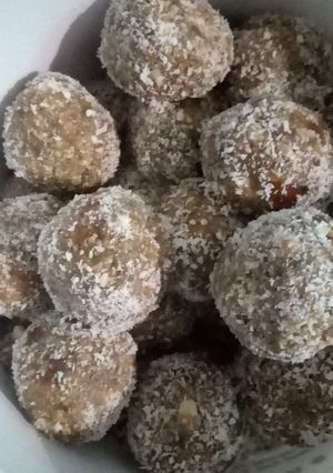 ખજૂર તલના લાડુ (Khajoor Til Ladoo Recipe In Gujarati) રેસીપી મુખ્ય ફોટો